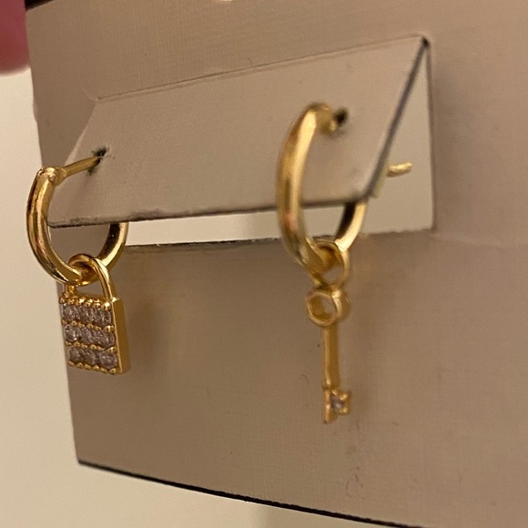 Lock and key gold hoops - Picture 6 of 7